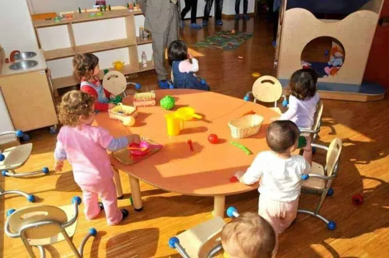 Istituzioni e sociale all’asilo nido ”Il girotondo”: concluso il ciclo di incontri formativi della Cooperativa Il Faro