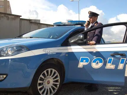 Fuga e aggressione agli agenti: due giovani denunciati per ingresso illegale e lesioni