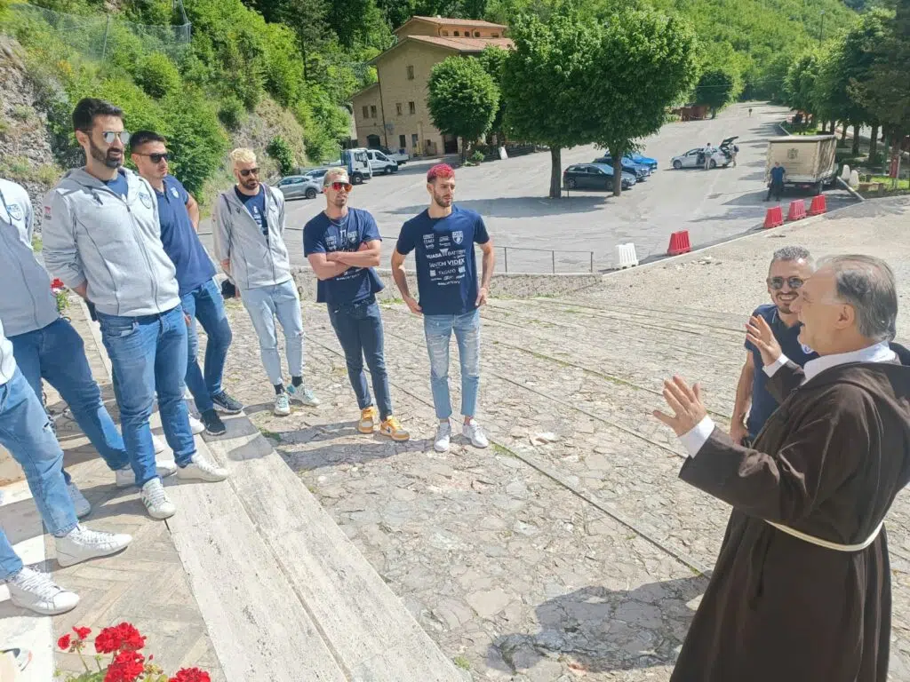 Dopo il voto e la Superlega, la Yuasa in visita al Santuario dell’Ambro. Frate Mago: «Siete l’orgoglio di un intero territorio