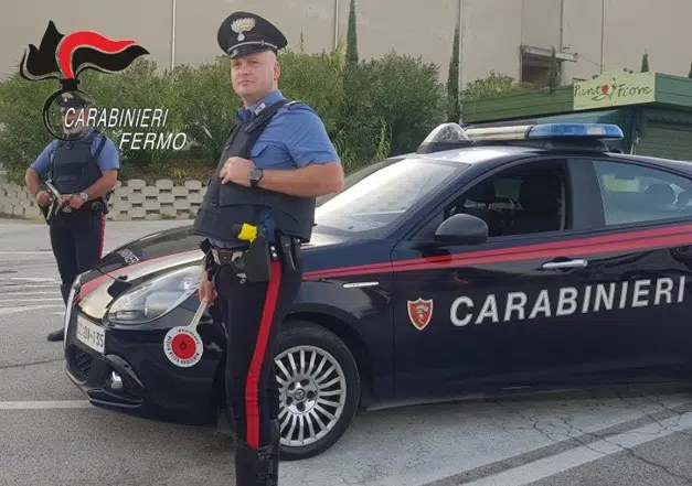 Spintona e minaccia i carabinieri ad un controllo: denunciato un 24enne straniero