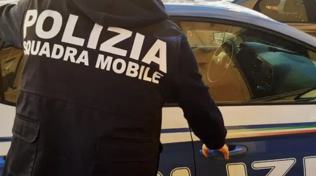 Getta un sacchetto di cocaina e aggredisce gli agenti di polizia: tunisino al Cpr per il rimpatrio