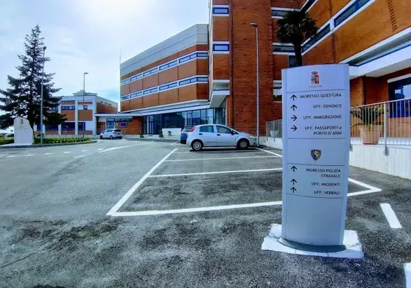 Spacca una bottiglia in testa all’ex marito e gli sottrae la carta di credito: ammonita una donna