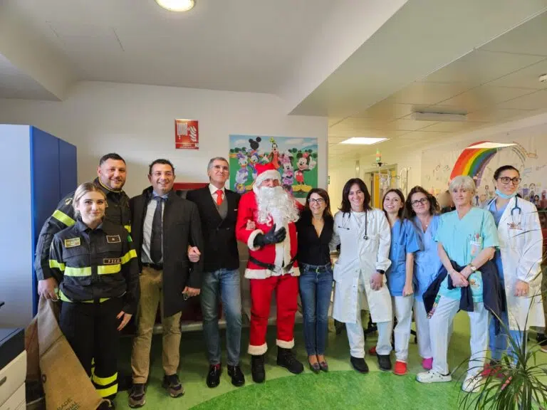 Il Babbo Natale dei vigili del fuoco consegna doni ai bimbi della pediatria del Murri