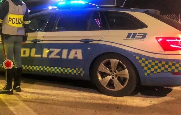 Trovato ubriaco e incosciente a terra: nell’auto aveva delle cartucce. La polizia gli sequestra le armi