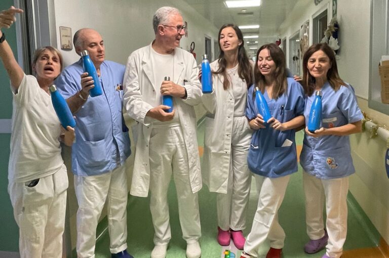 Il Tennacola regala le borracce ai bambini della pediatria del Murri