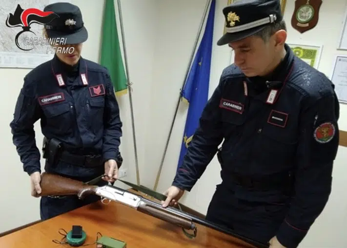 Bracconiere denunciato dai carabinieri: sequestrate arma, richiami acustici e selvaggina