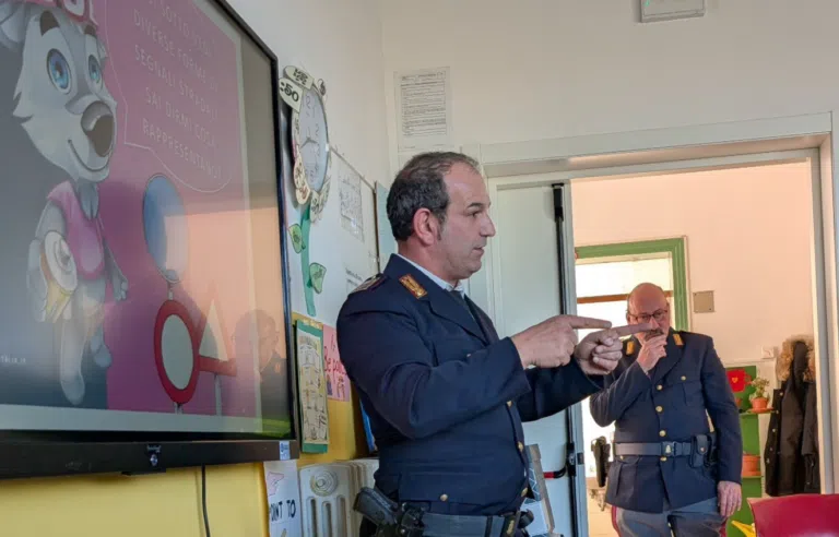 “Bici scuola”: la polizia stradale in classe per educare gli studenti all’uso consapevole della bici