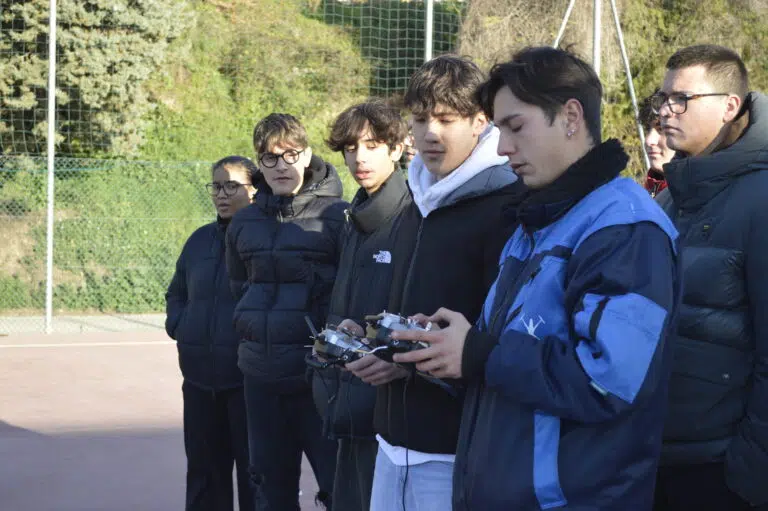 Iti Montani, stamattina le prove di volo: studenti impegnati nella conduzione dei droni