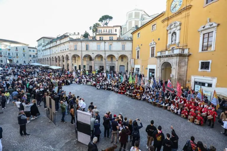 Cavalcata dell’Assunta, “Il Palio si corre a scuola”: un viaggio nel tempo per oltre 1200 bambini