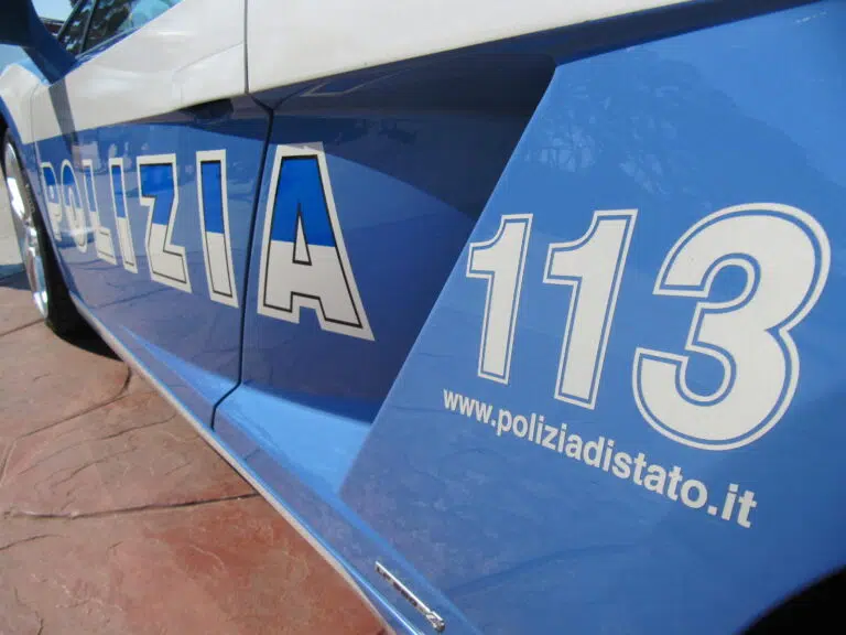 Ubriaco si introduce nel cortile di un’abitazione, poi minaccia ed aggredisce gli agenti di Polizia: denunciato