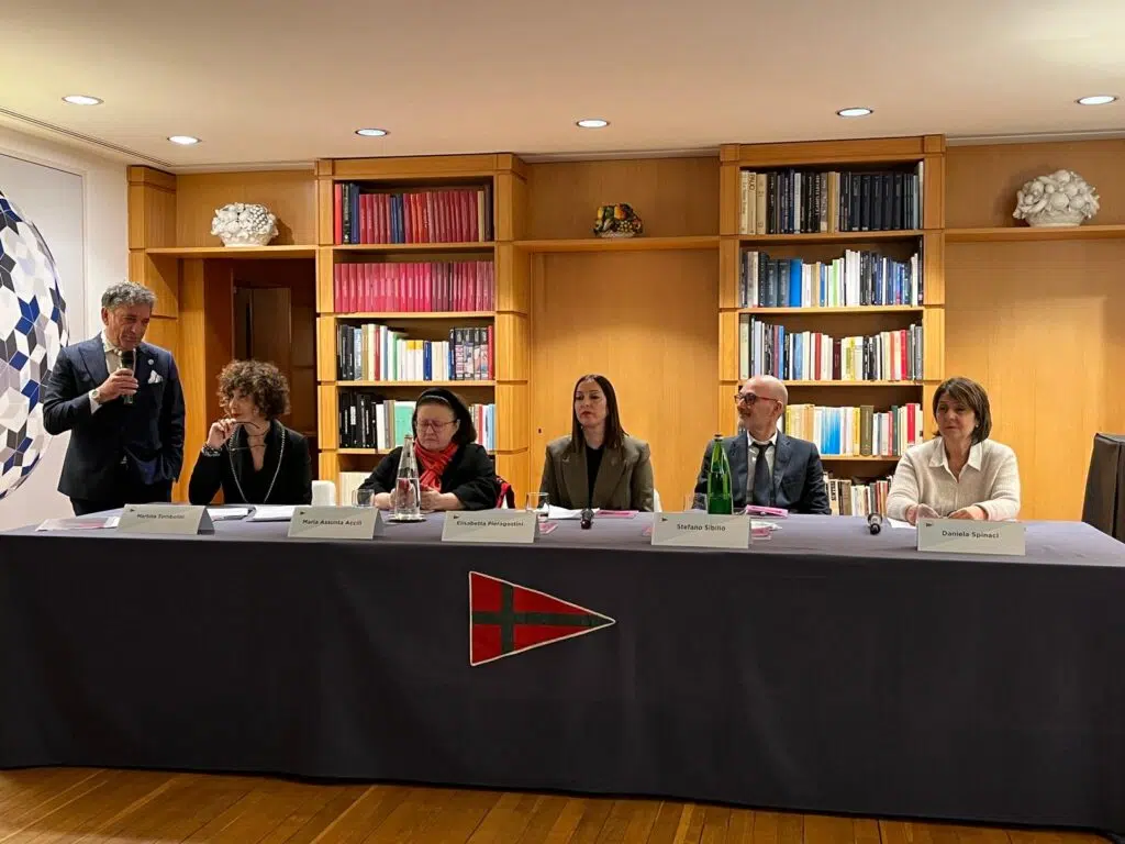 La guida anti-gender gap di Elisabetta Pieragostini arriva al Circolo degli Esteri di Roma