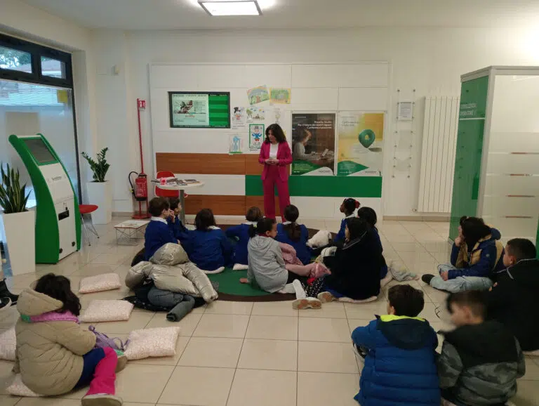 Gli alunni della scuola primaria di Monsampietro Morico scoprono l’attività bancaria con Carifermo
