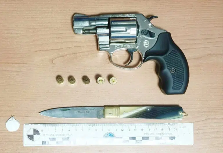 Lite al supermercato, il vigilante aveva armi e cocaina in un borsello: denunciato