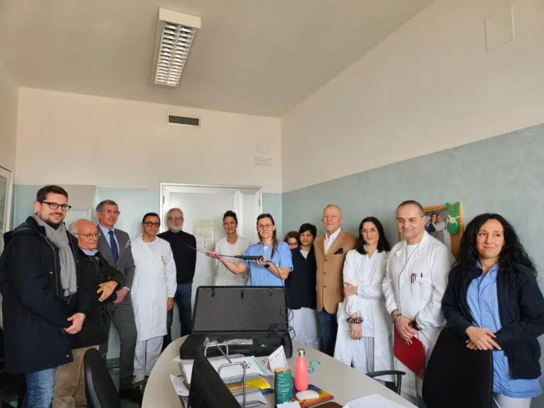 Donato un cistoscopio flessibile all’Urologia del Murri. Il primario: «Fondamentale, dona sollievo ai pazienti»