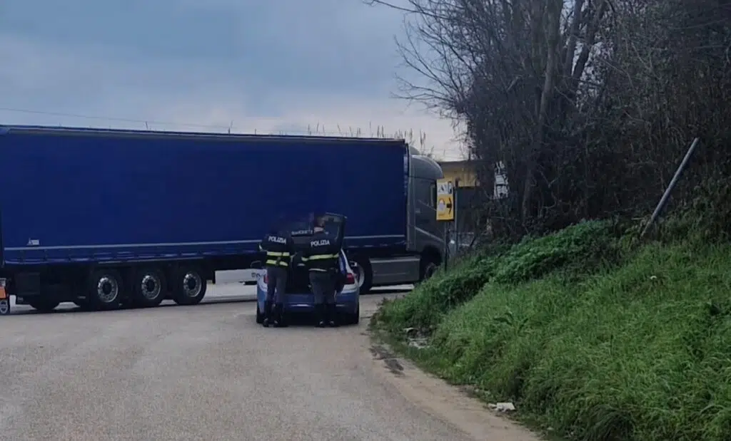 Ubriaco alla guida di un camion: la Stradale sanziona il conducente