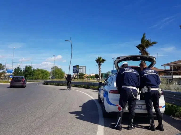 Alla guida senza assicurazione e senza patente: uomo denunciato e macchina sequestrata