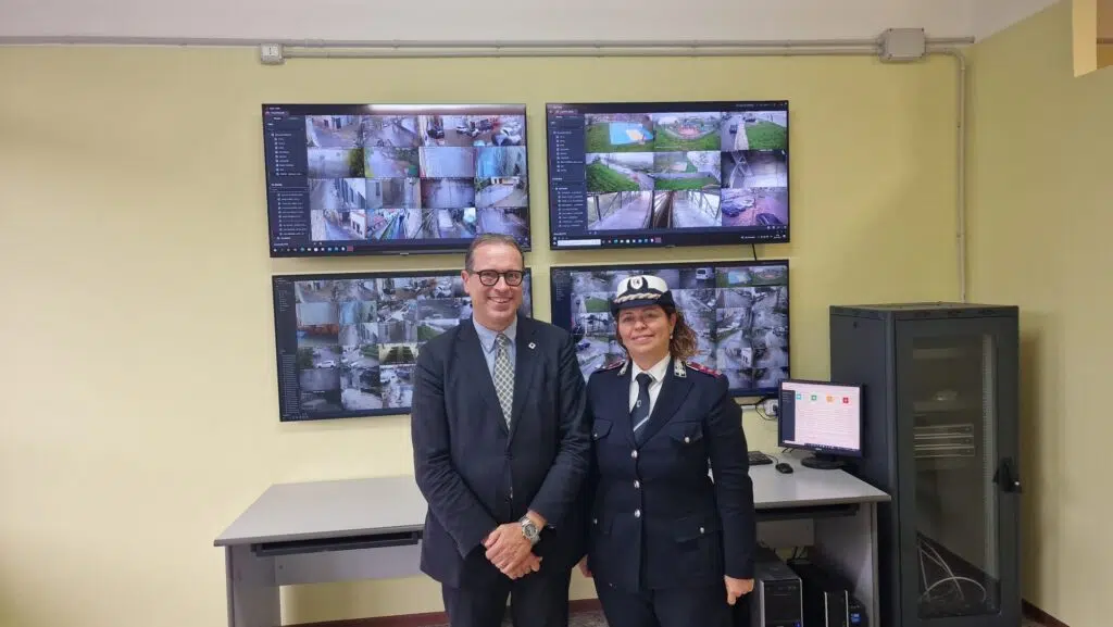 Urta un’auto parcheggiata ma non si ferma: la Polizia locale lo individua grazie alle telecamere