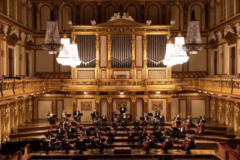 Orchestra Filarmonica Marchigiana, un’impresa da eroi: debutto al Teatro dell’Aquila con un’orchestra da 90 elementi