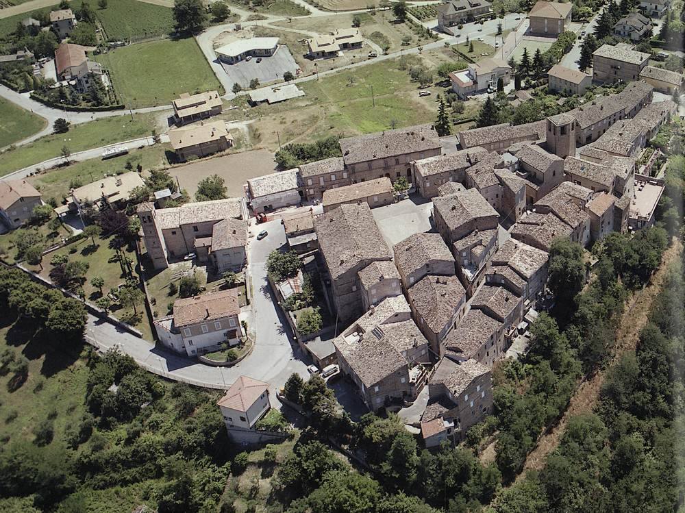 Monteleone di Fermo, proseguono i lavori post sisma presso Dimore di Charme e in Piazza Umberto I
