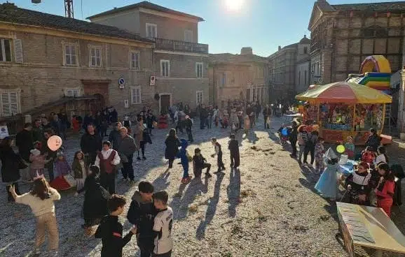 Falerone in Festa: Il Carnevale dei bambini 2025 inonda di allegria il centro storico