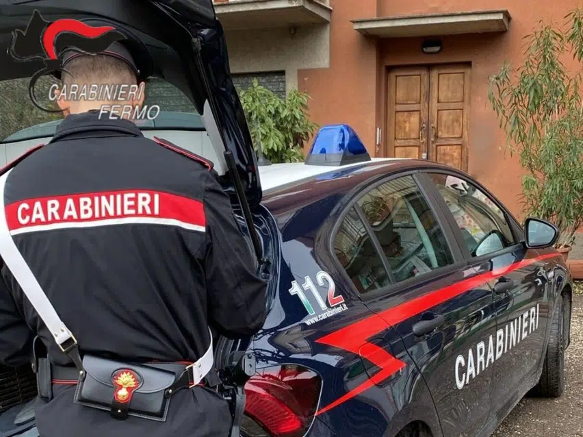 Droga, manette e pistola scacciacani nascoste in auto: denunciato giovane tunisino
