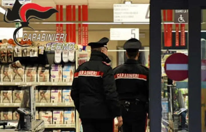 Indagini dei carabinieri per la rapina al supermercato Oasi di Porto San Giorgio: denunciato un senegalese
