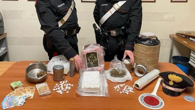 Consegnava la droga a domicilio utilizzando le cassette postali: arrestato spacciatore albanese
