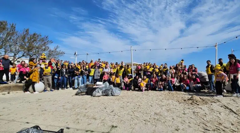 Porto Sant’Elpidio: figli e padri insieme puliscono la spiaggia e la pineta. Raccolti 20 sacchi di rifiuti