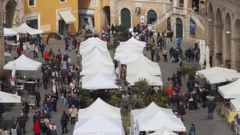 Fermo Flora e le visite delle giornate Fai di primavera riempiono il centro storico di Fermo