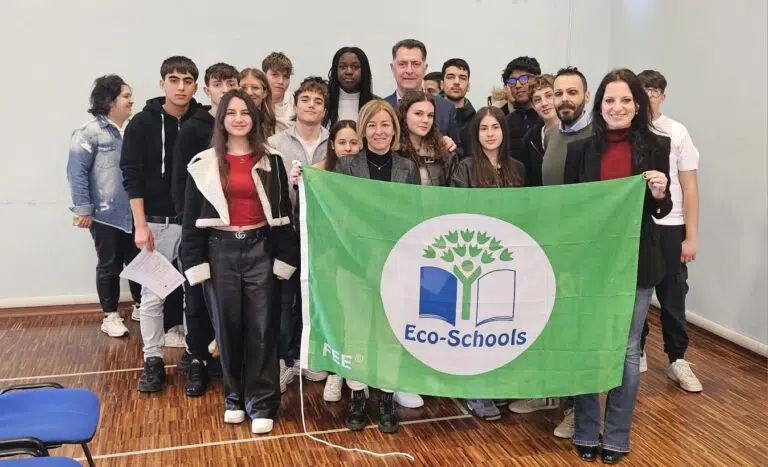 Bandiera Verde Eco-Schools all’Istituto “Carlo Urbani”: premiato l’impegno degli studenti per l’educazione ambientale