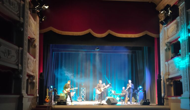 Teatro delle Api: in scena il concerto “Dalla incontra Battisti”