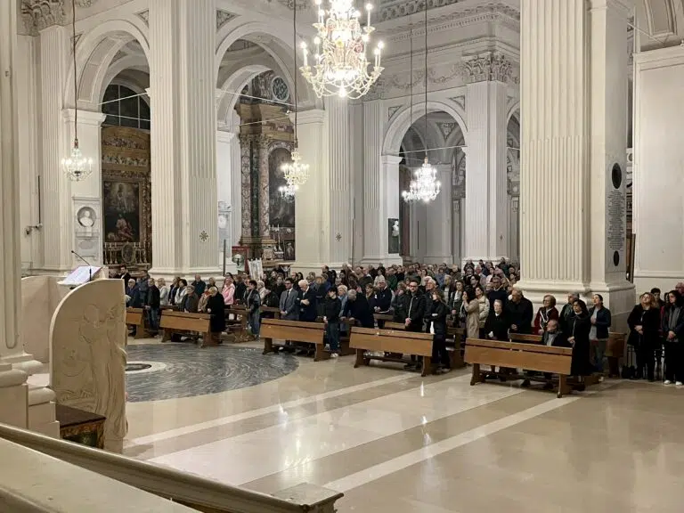 Molto partecipato il rosario per Papa Francesco. In Prefettura aperto il Registro delle Condoglianze
