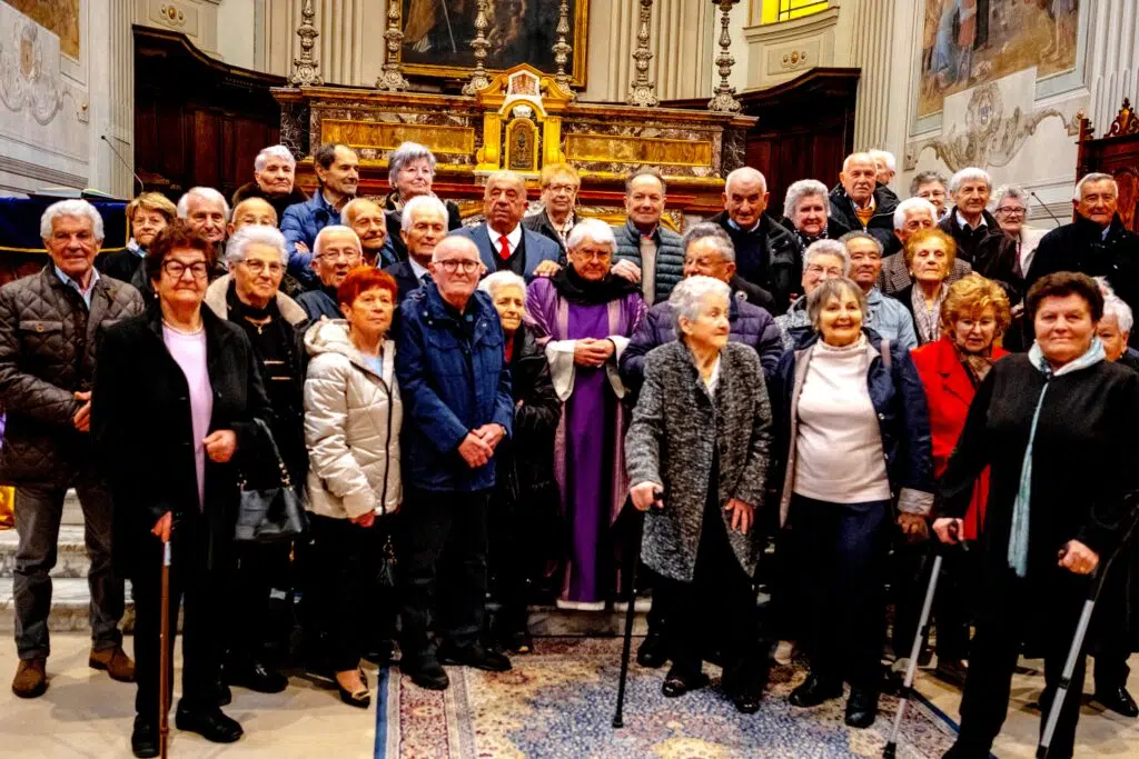 Gli 85enni elpidiensi festeggiano insieme una vita di ricordi tra sorrisi e musica