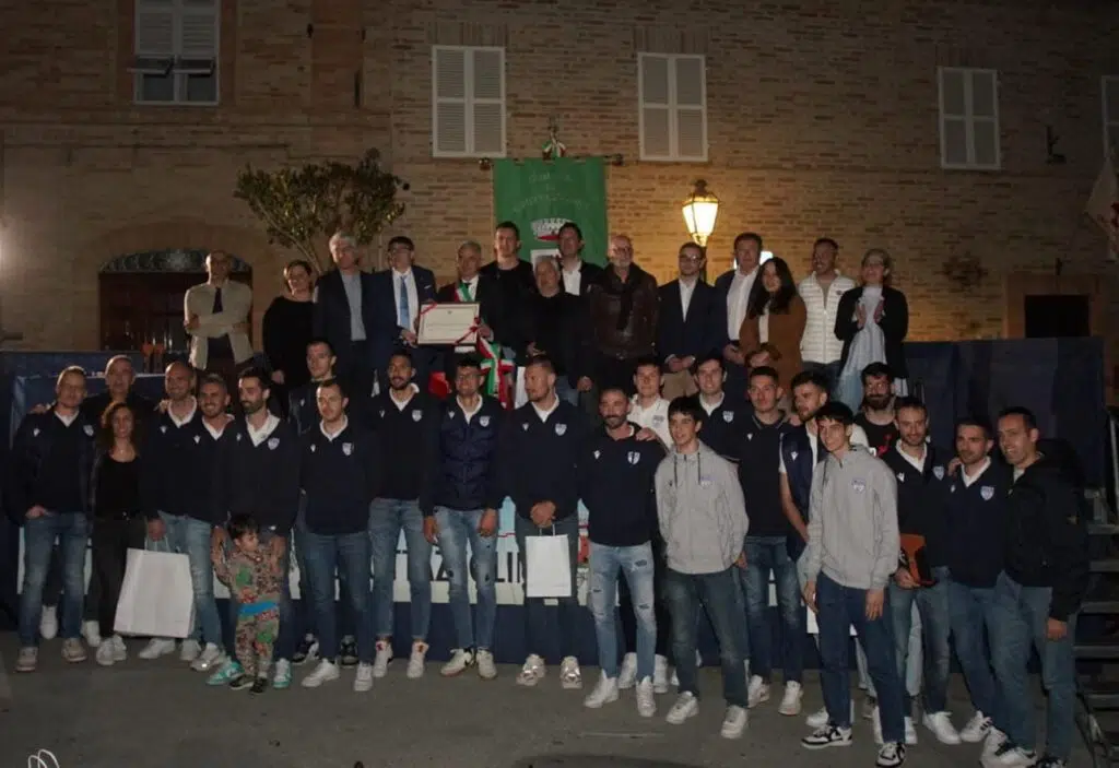 Grottazzolina scende in piazza per abbracciare gli ”eroi” della Yuasa
