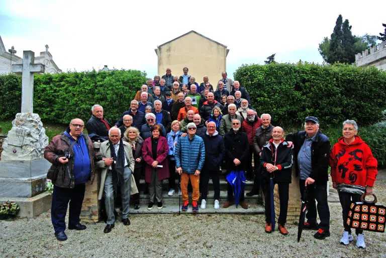 I ragazzi di Don Celso fanno visita alla tomba del loro educatore