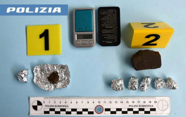 Hashish all’interno di un pacchetto di sigarette: denunciato un giovane egiziano