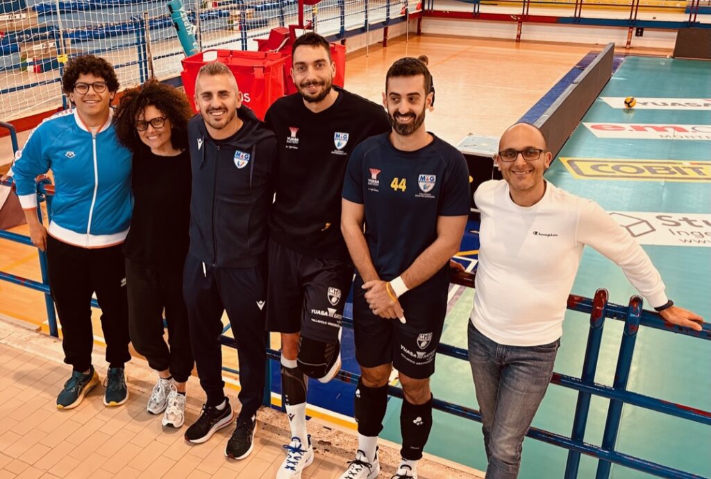 Yuasa, oltre la rete, dentro l’umano: i campioni di pallavolo con gli ospiti della “Rugiada”