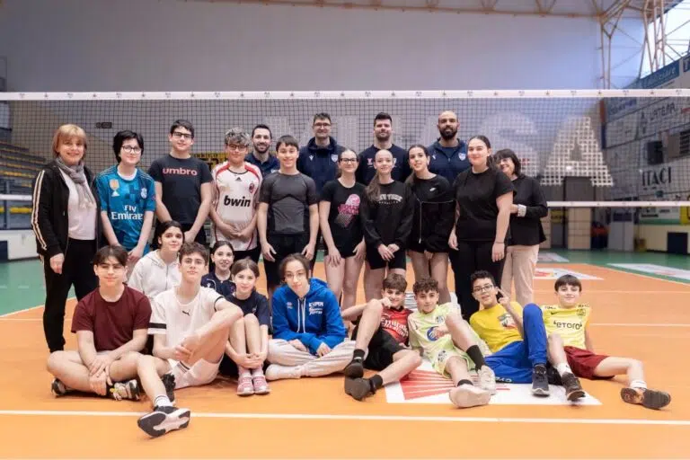 I ragazzi della Scuola Secondaria di Primo Grado “Pupilli” a scuola di pallavolo con i campioni della Yuasa… in lingua inglese