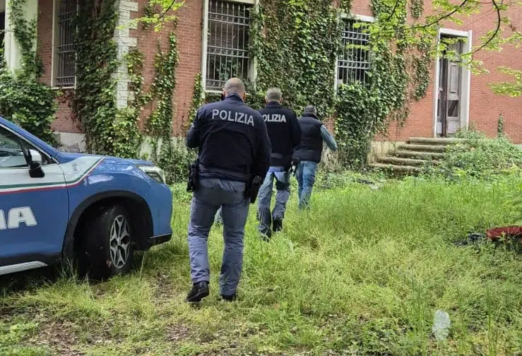 Occupazioni abusive sul litorale: un nordafricano scappa in monopattino alla vista dei poliziotti