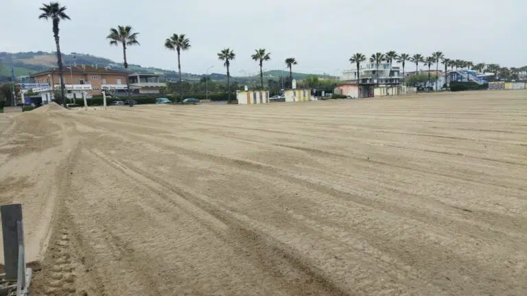 Fermo: a pieno regime il servizio manutenzione delle spiagge