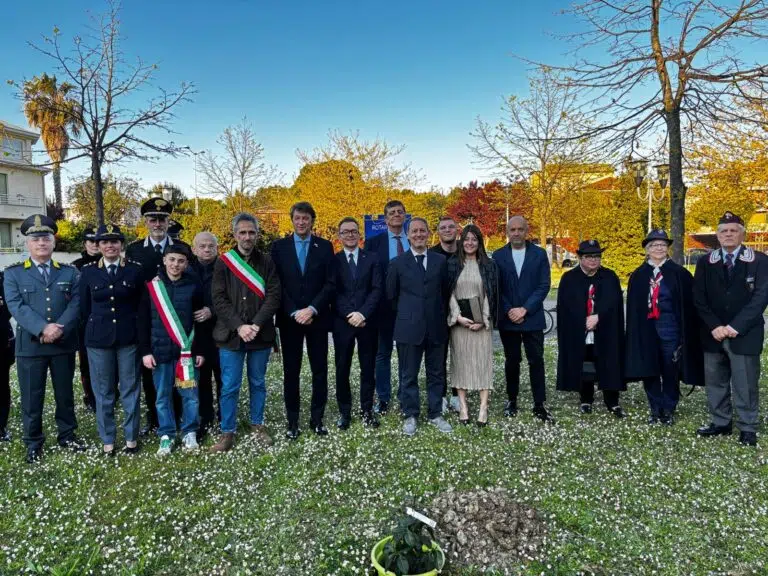 L'”Albero di Falcone”, la pianta simbolo della lotta alla mafia piantata davanti all’istituto Nardi