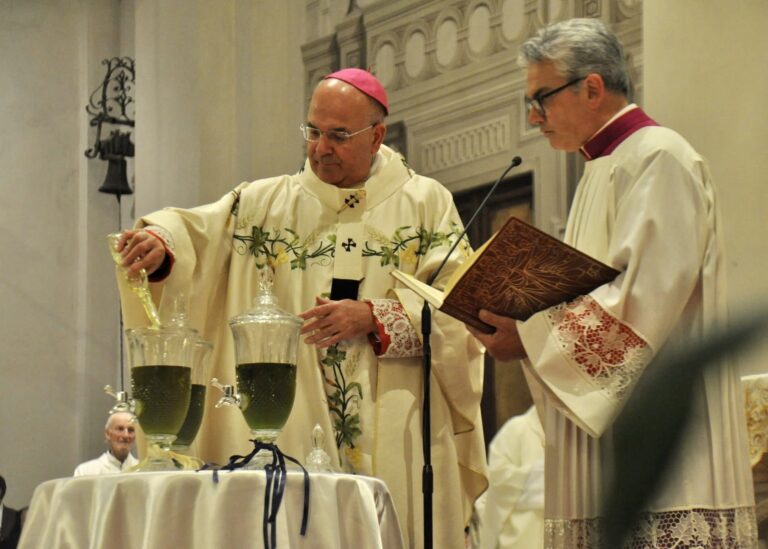 Messa Crismale in Cattedrale a Fermo: oggi S.E. Mons. Pennacchio benedirà gli olii santi