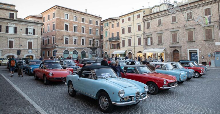 Auto storiche nel Fermano: la 30&ordf; 2 Giorni del Conero attraversa colline e borghi