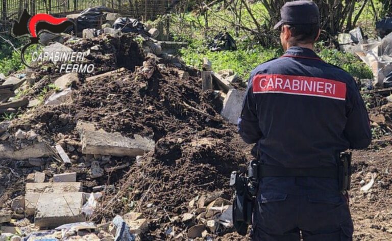 Rifiuti abbandonati e discariche abusive, due denunce dei Carabinieri Forestali nel Fermano