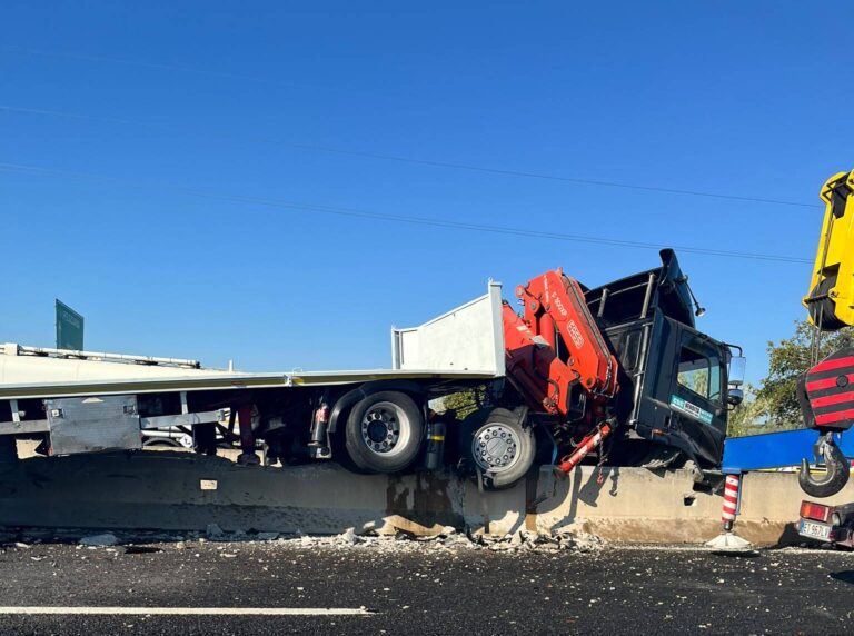 Paura sulla A14 tra Porto Sant&rsquo;Elpidio e Civitanova, camion sfonda lo spartitraffico: auto sbalzata sulla carreggiata opposta