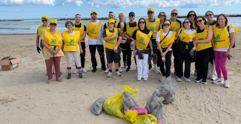 Porto San Giorgio, i dipendenti della Dami puliscono la spiaggia con &ldquo;Puliamo il Mondo&rdquo;