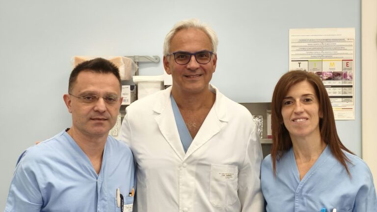Fermo, una ferita profonda si rimargina senza un nuovo intervento: la paziente ringrazia l’ambulatorio dell’Ast