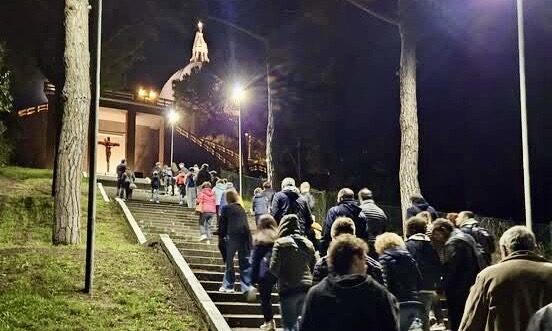 Rosario sulla Scala Santa di Loreto, torna l’appuntamento del gruppo giovani di Gesù Redentore