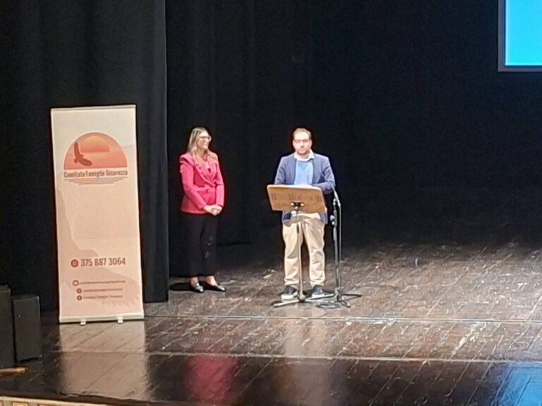 &ldquo;Sar&ograve; la tua voce&rdquo;: Teatro dell&rsquo;Aquila gremito di ragazzi per parlare di Dea, del bullismo e delle insidie del web