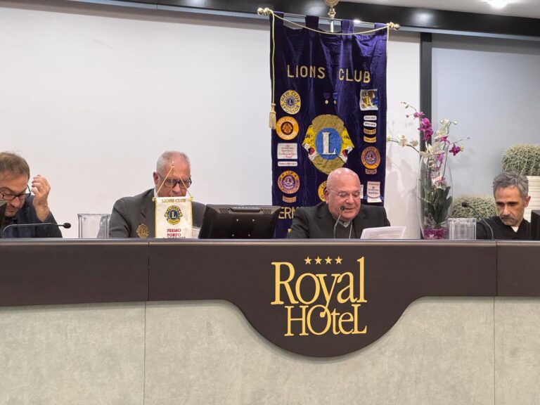 Il vescovo Rocco Pennacchio incontra il Lions Club: al centro dialogo, ascolto e solidarietà